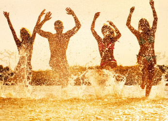 4 Jugendliche im Wasser