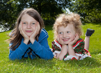 2 Mädchen auf der Wiese