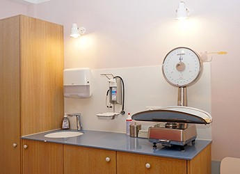 Babywaage, Desinfektionsmittel, Waschbecken